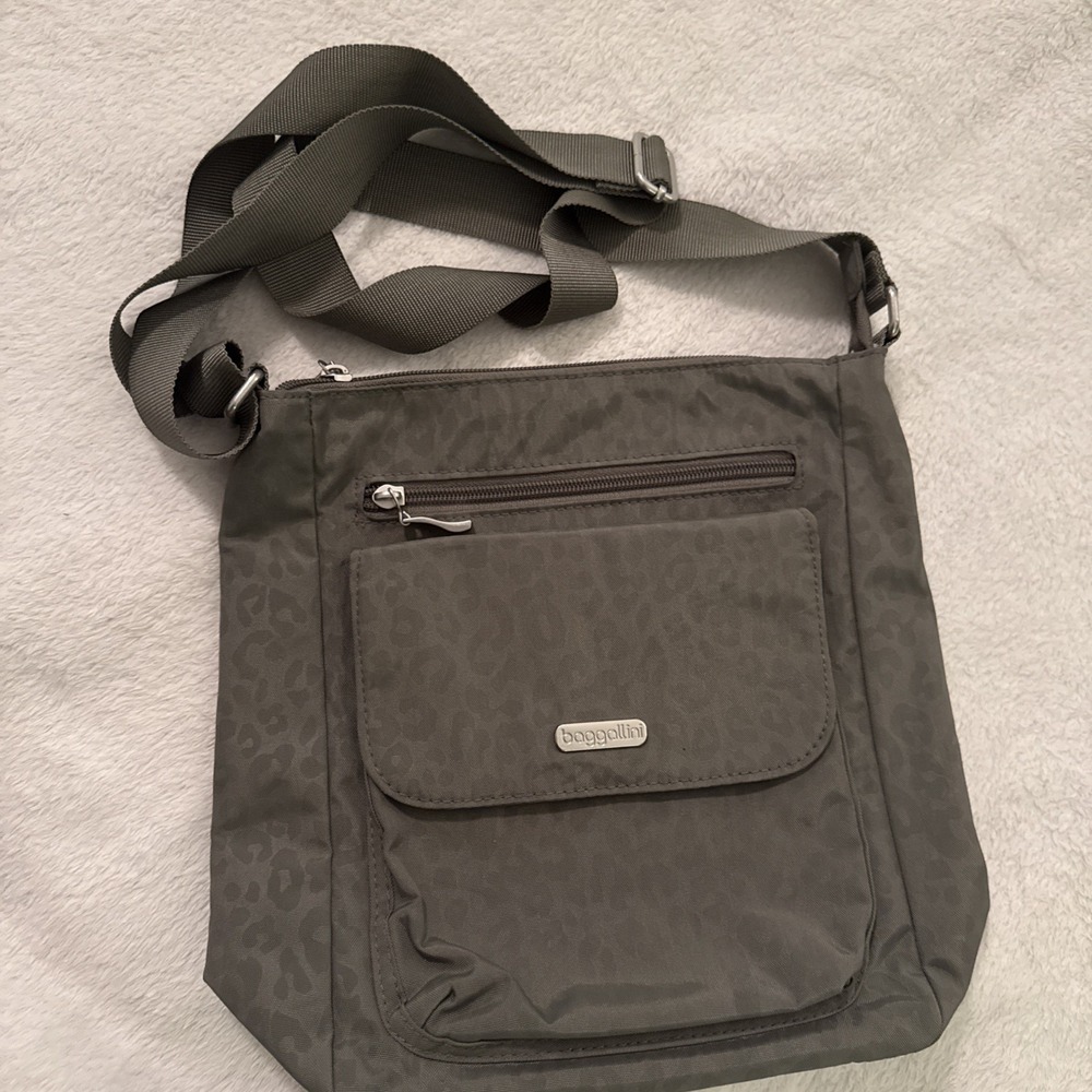 Baggallini Pocket Town Nylon Crossbody‎ Lightweight Charcoal Gray Cheetah Bag